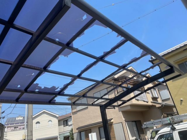 播磨町の破損したカーポート